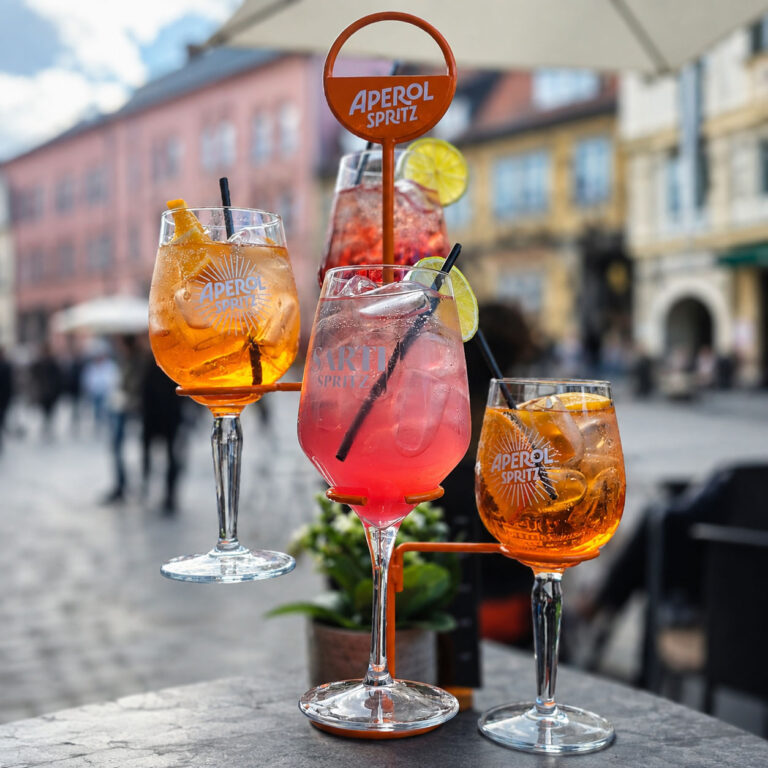 Erfrischende Spritz-Variationen mit Eis und Zitrusfrüchten – sommerlicher Genuss im Bier- und Weingarten unterm Ginkgobaum in Leipzig.