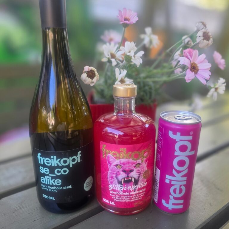 Auswahl alkoholfreier Freikopf-Getränke mit Cuvée Blanc, fruchtigem Aperitif und passendem Longdrink vor sommerlicher Kulisse.