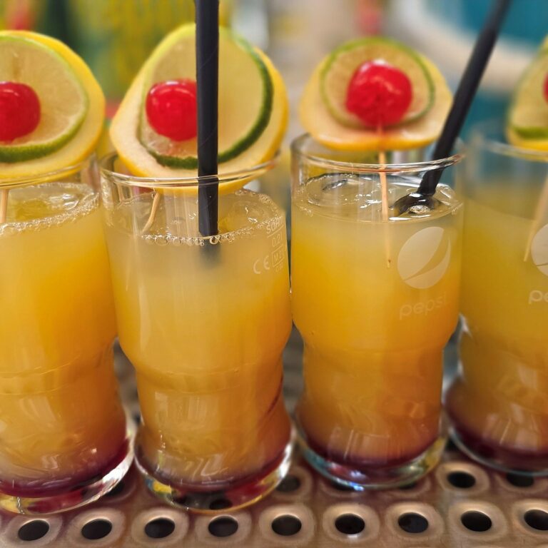 Fruchtige alkoholfreie Cocktails mit Zitrone, Limette und Cocktailkirsche, frisch serviert und sommerlich dekoriert.